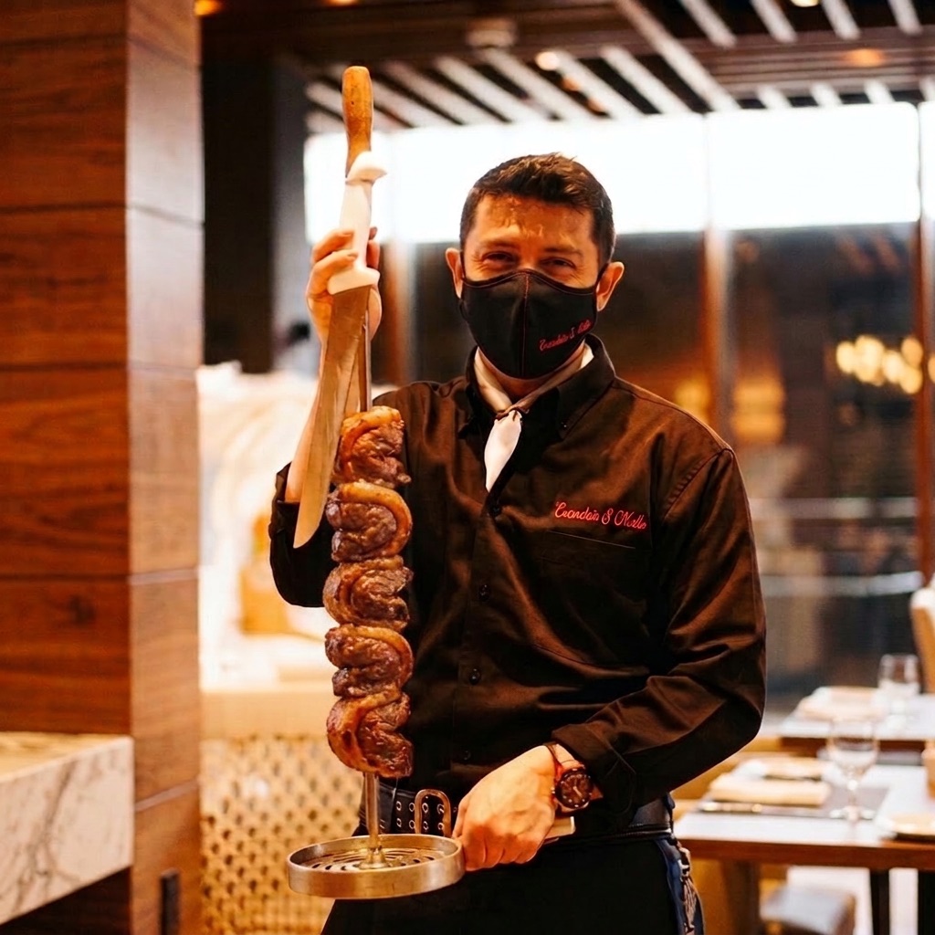 Evandoir com espeto em ambiente de restaurante
